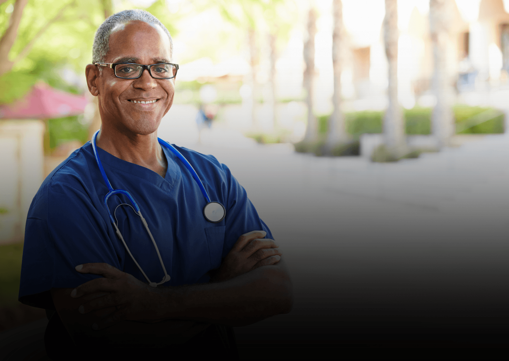 Helpende kijkt lachend in camera