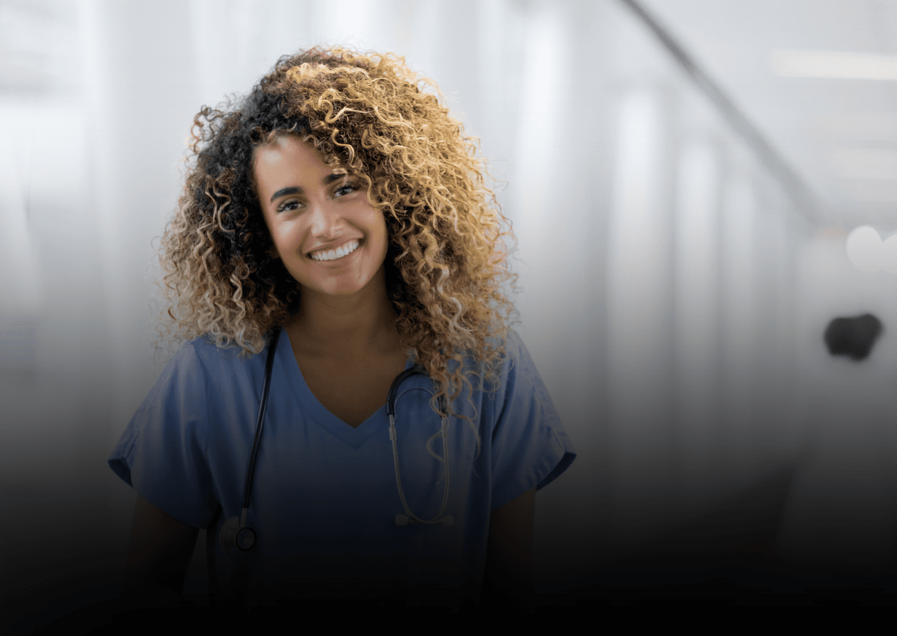 Verzorgende IG bij een zorgorganisatie is blij