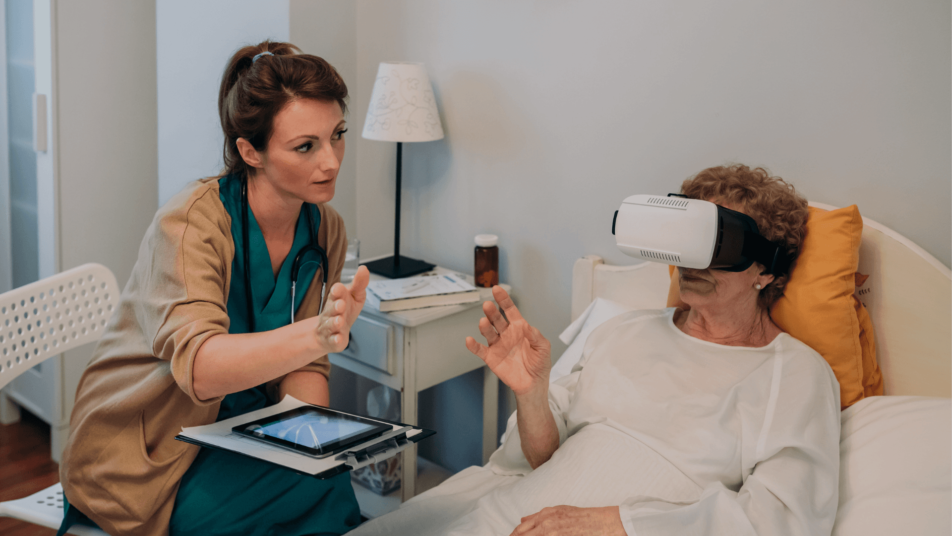 Zorgmedewerker met patiënt met VR bril op oefeningen aan het doen in bed