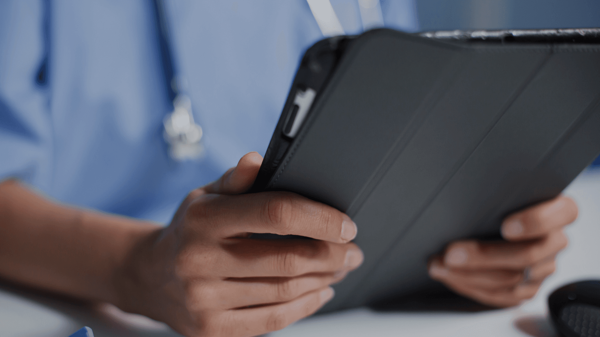 Verpleegkundige in zorgtuniek typt op de ipad