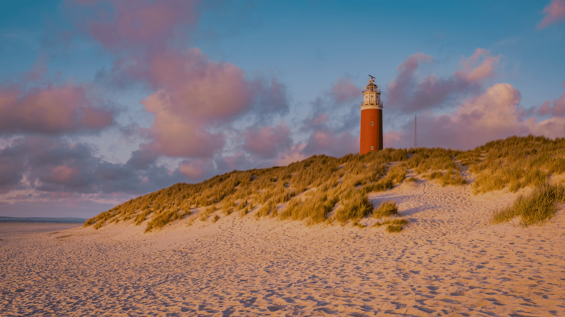 Het strand en duinen van Texel met een vuurtoren