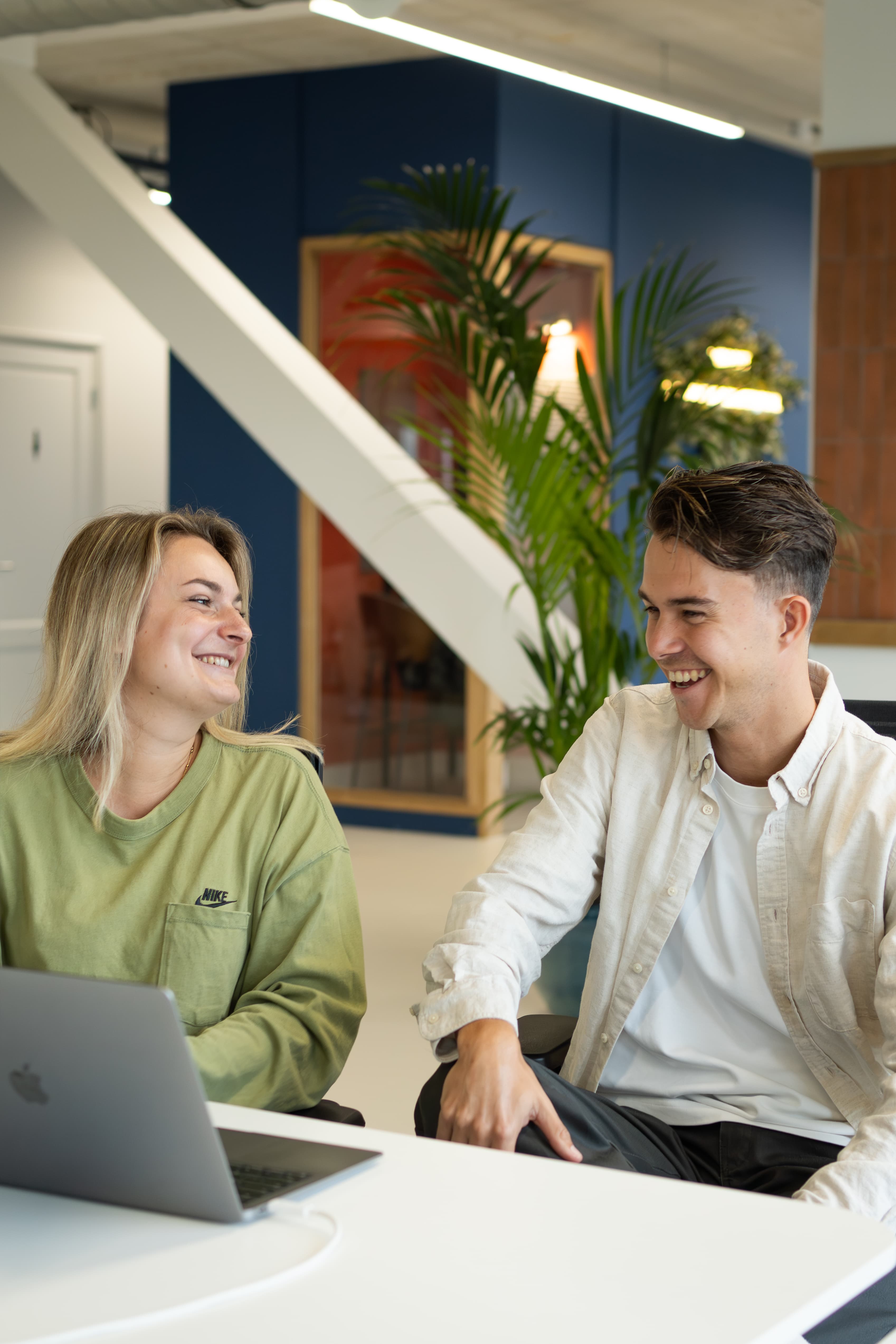 Twee collega's van Medewerkersindezorg.nl aan het werk.