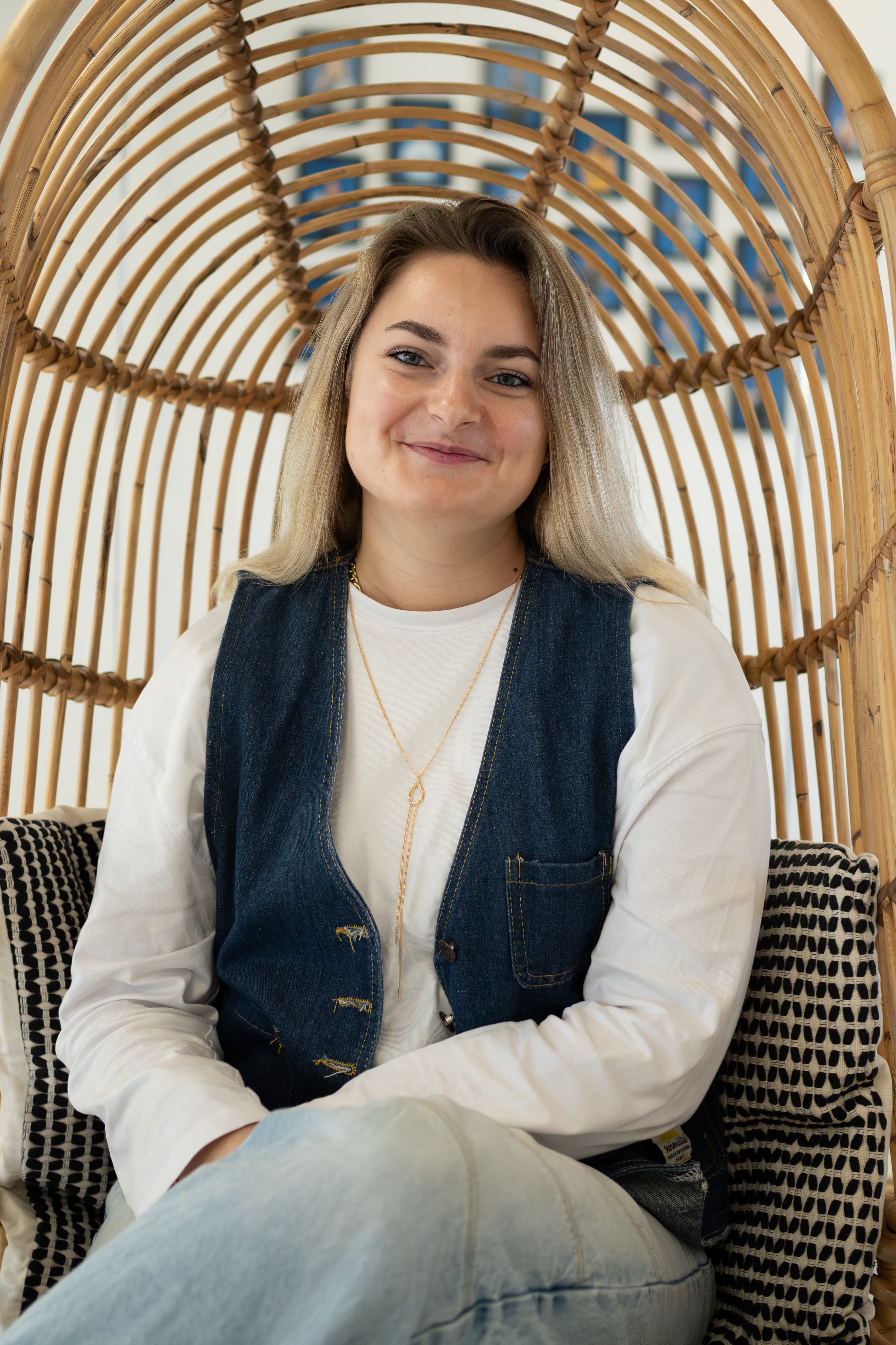 Loopbaancoach poseert op kantoor