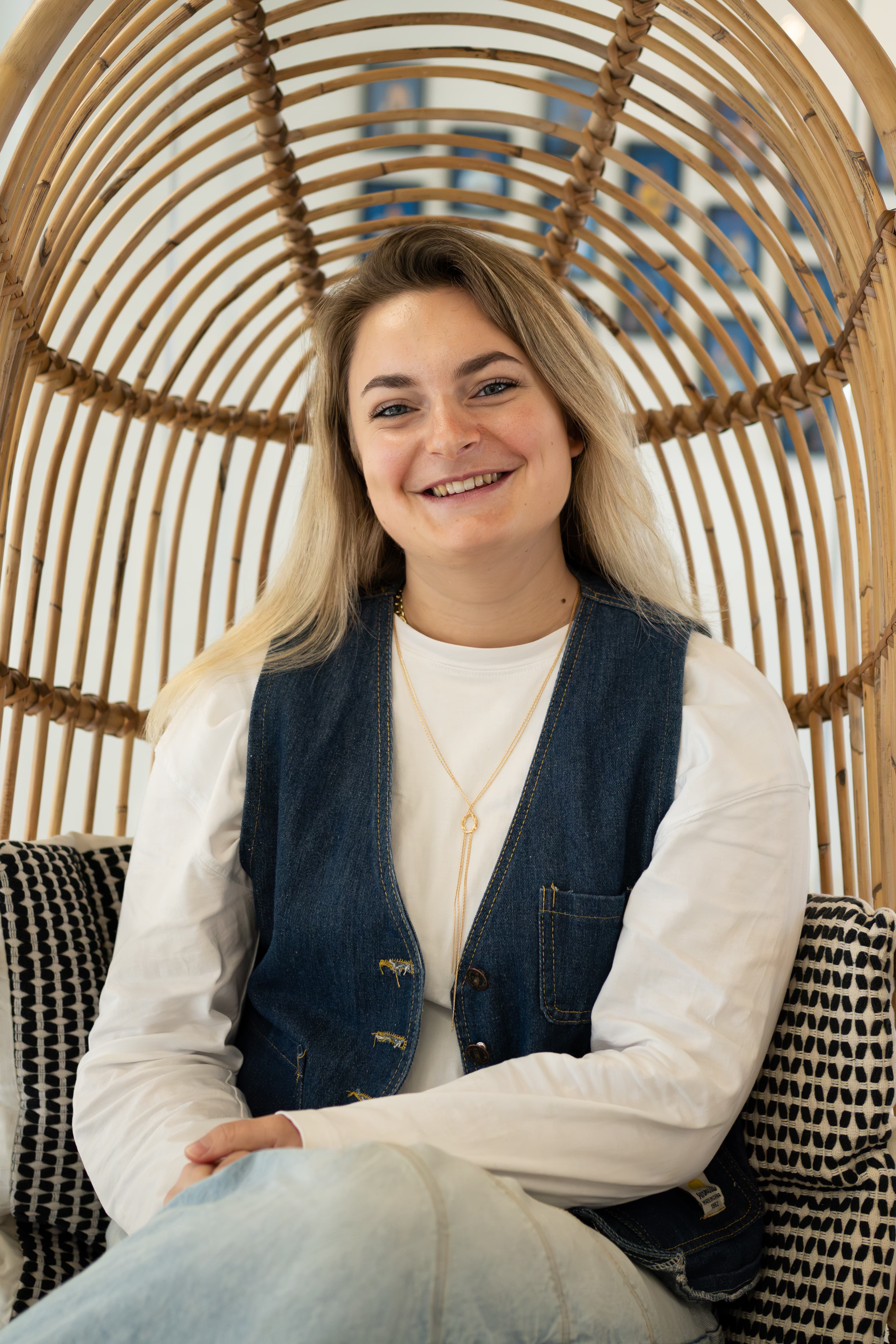 Collega Quinty van Medewerkersindezorg.nl zit in kantoor.