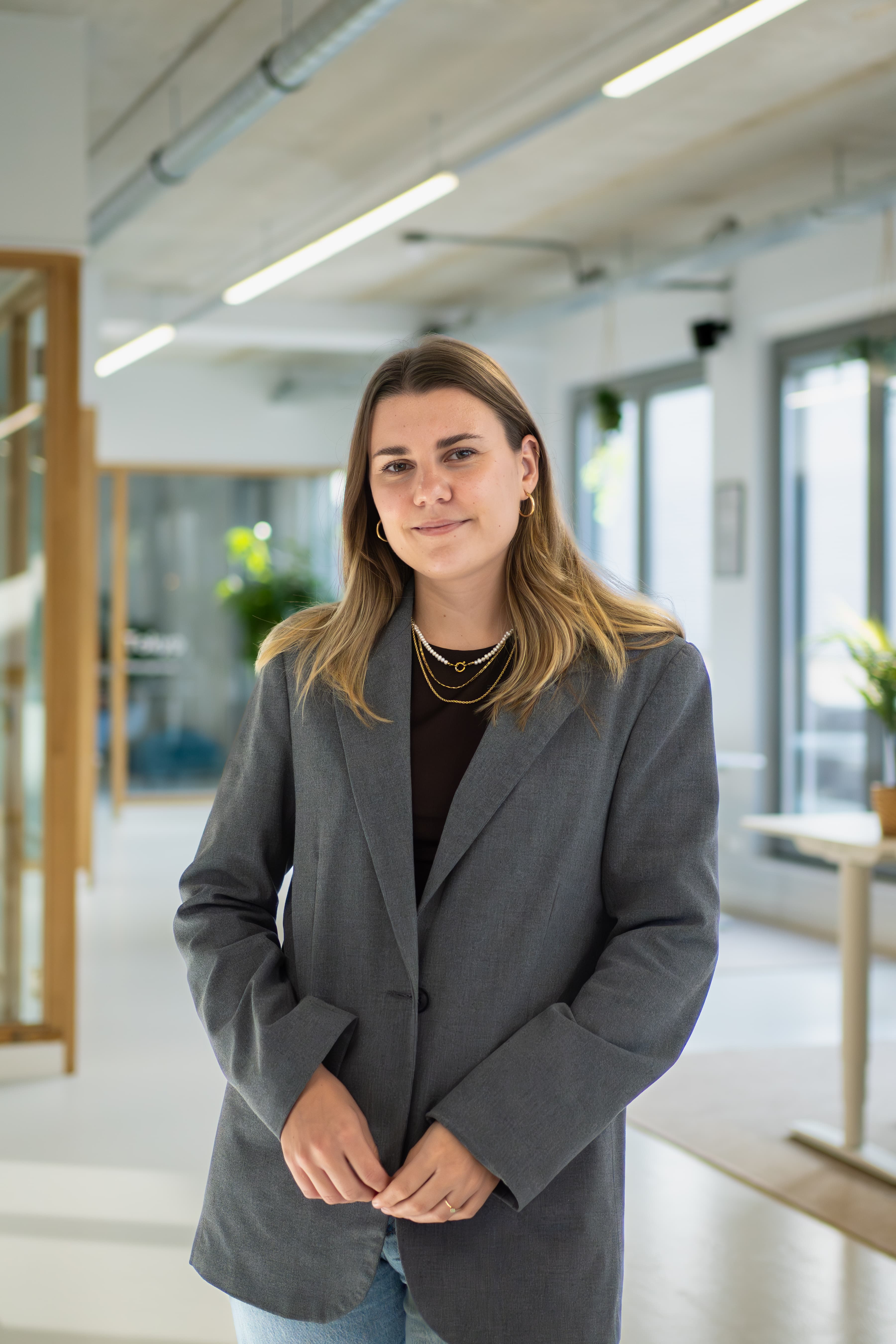 Loopbaancoach poseert op kantoor