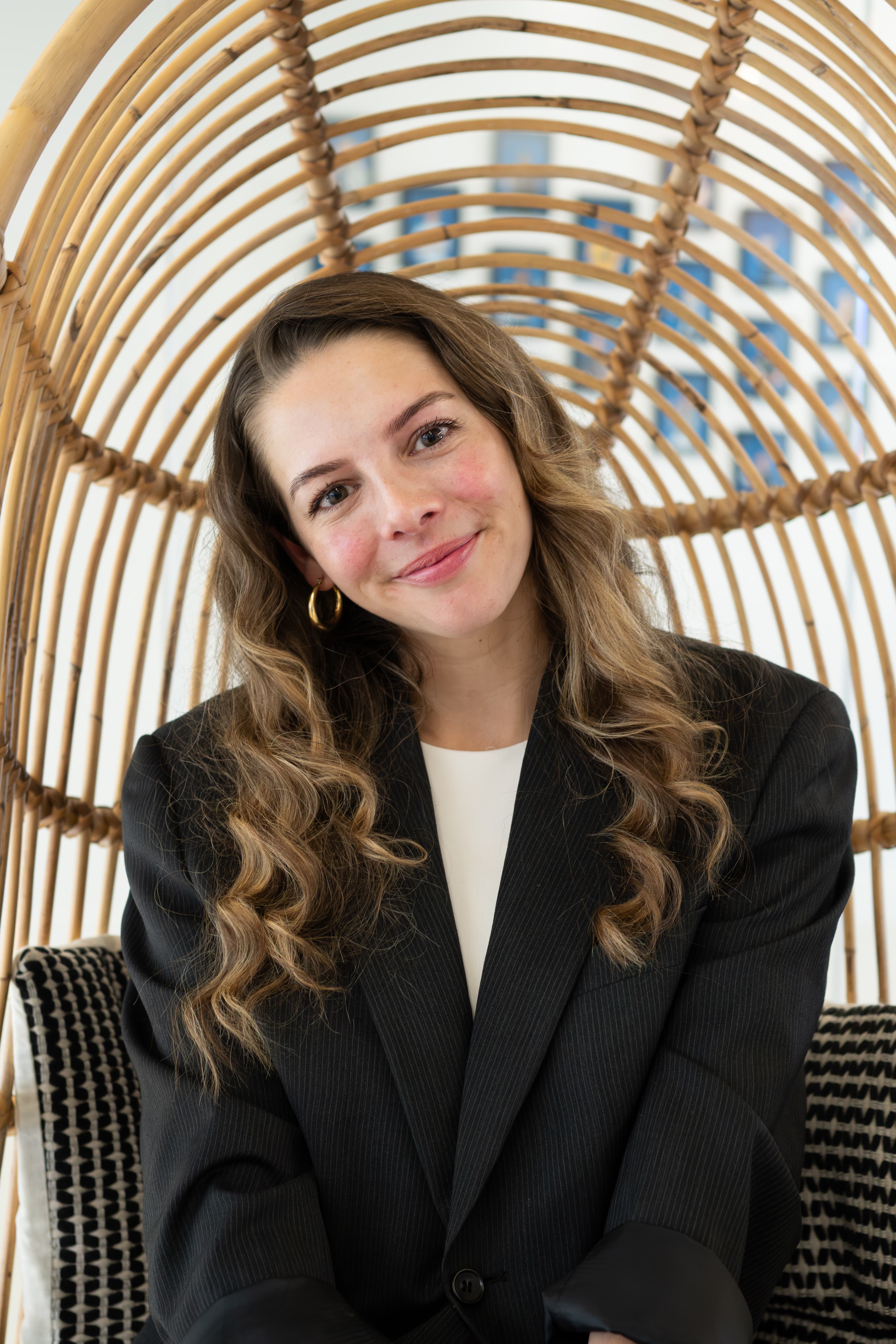 Loopbaancoach poseert op kantoor