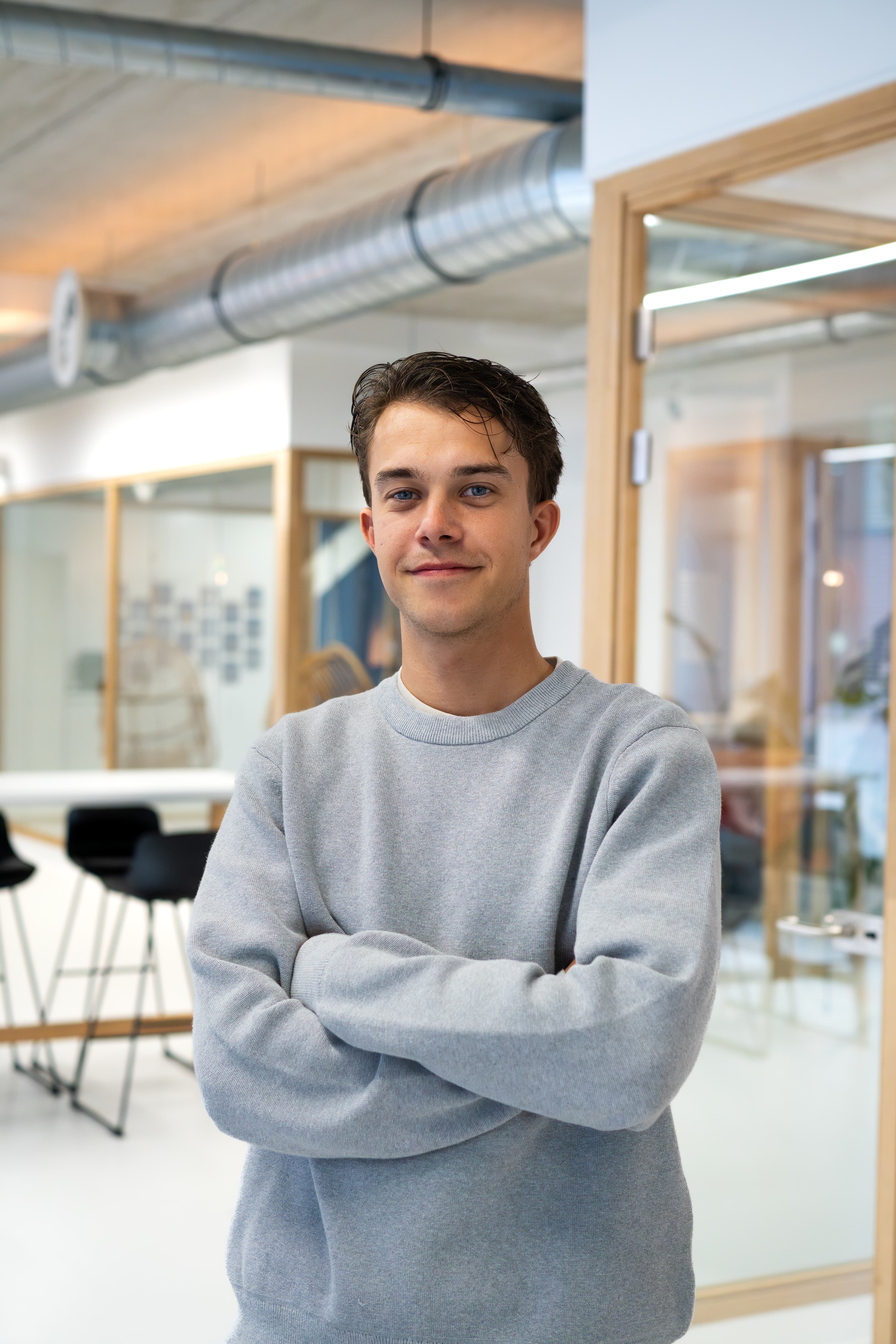 Loopbaancoach poseert op kantoor