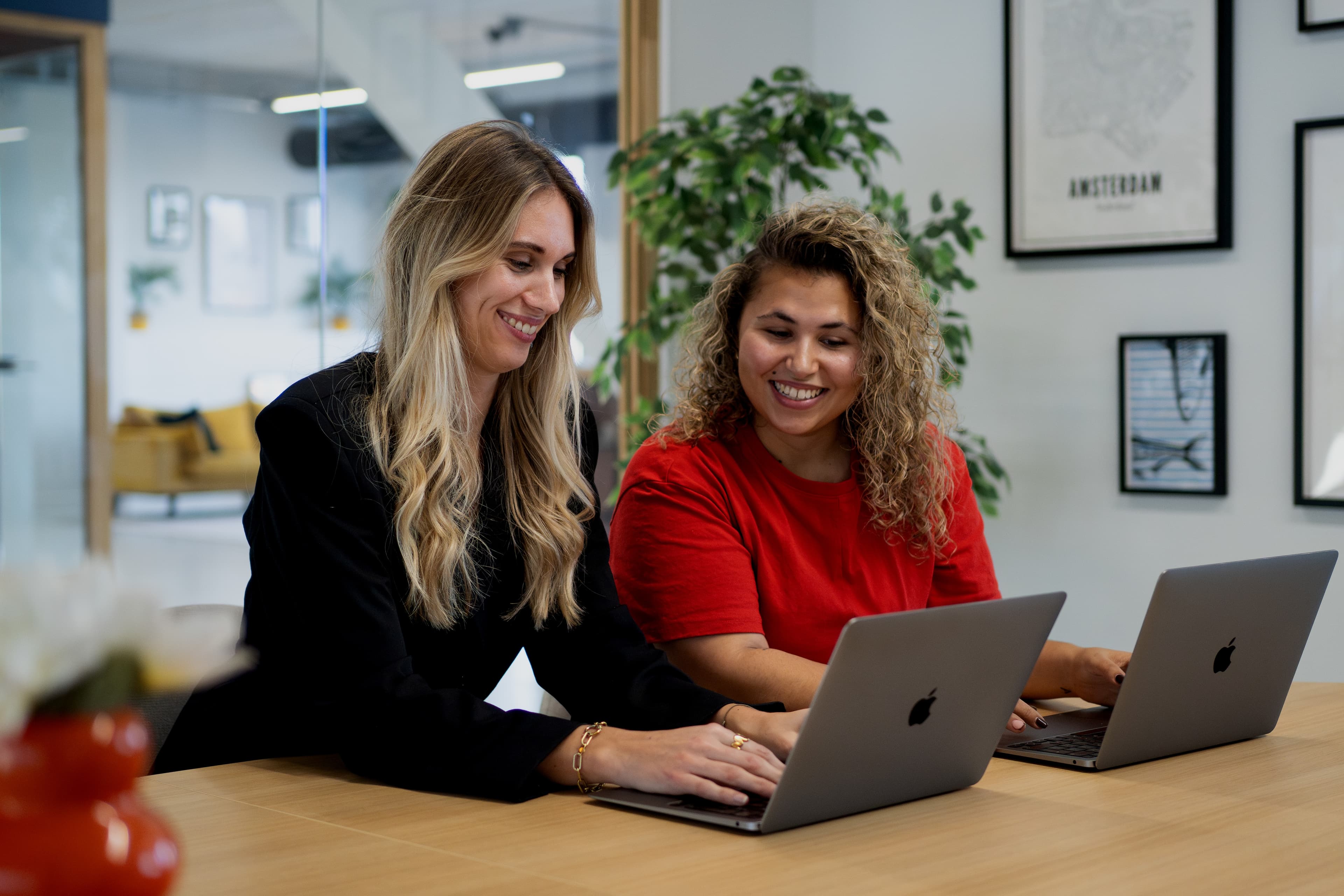 Twee collega's van Medewerkersindezorg.nl achter hun laptop.