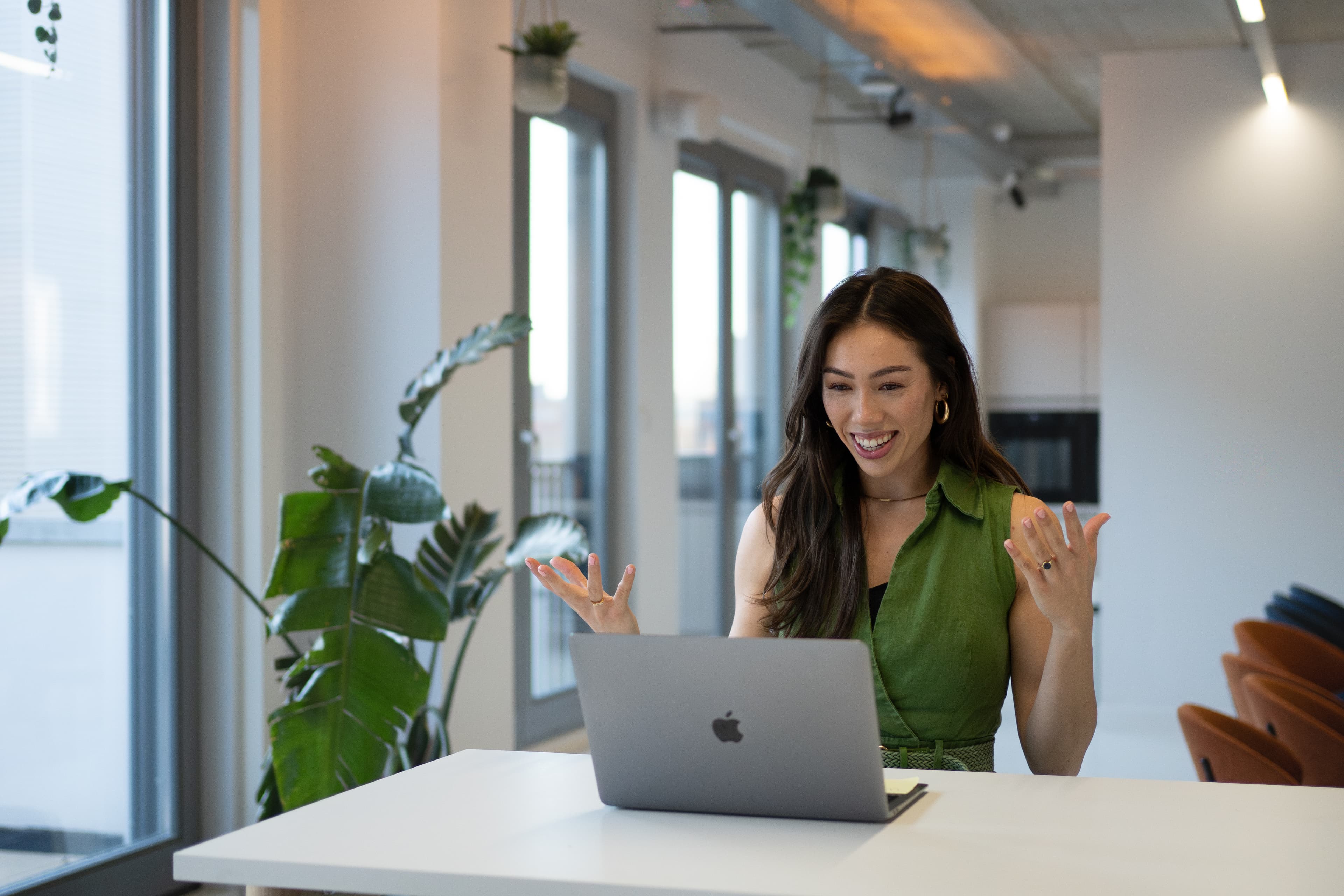 Loopbaancoach voert een videocall via haar laptop