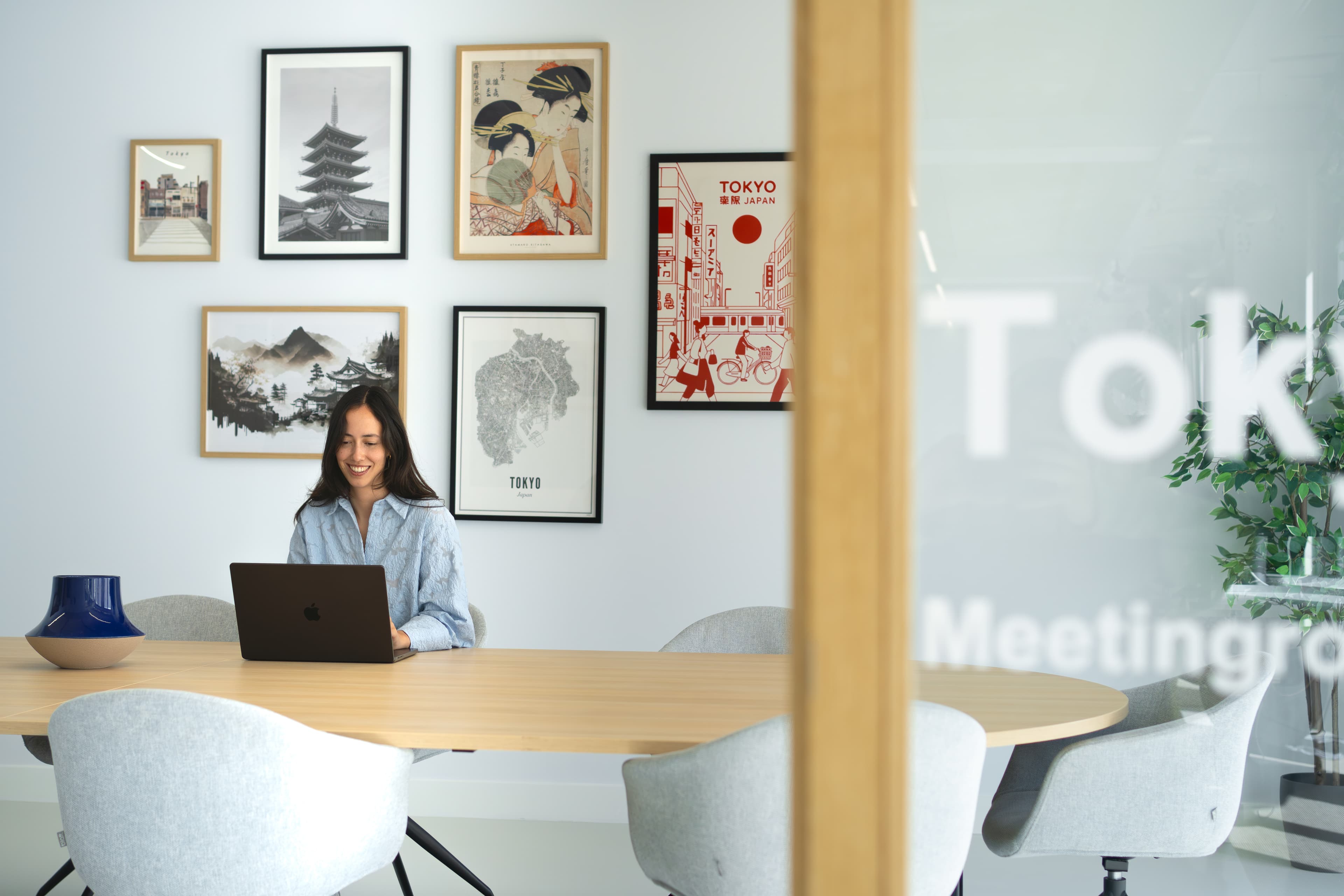 Dame leest blogs op haar laptop aan tafel