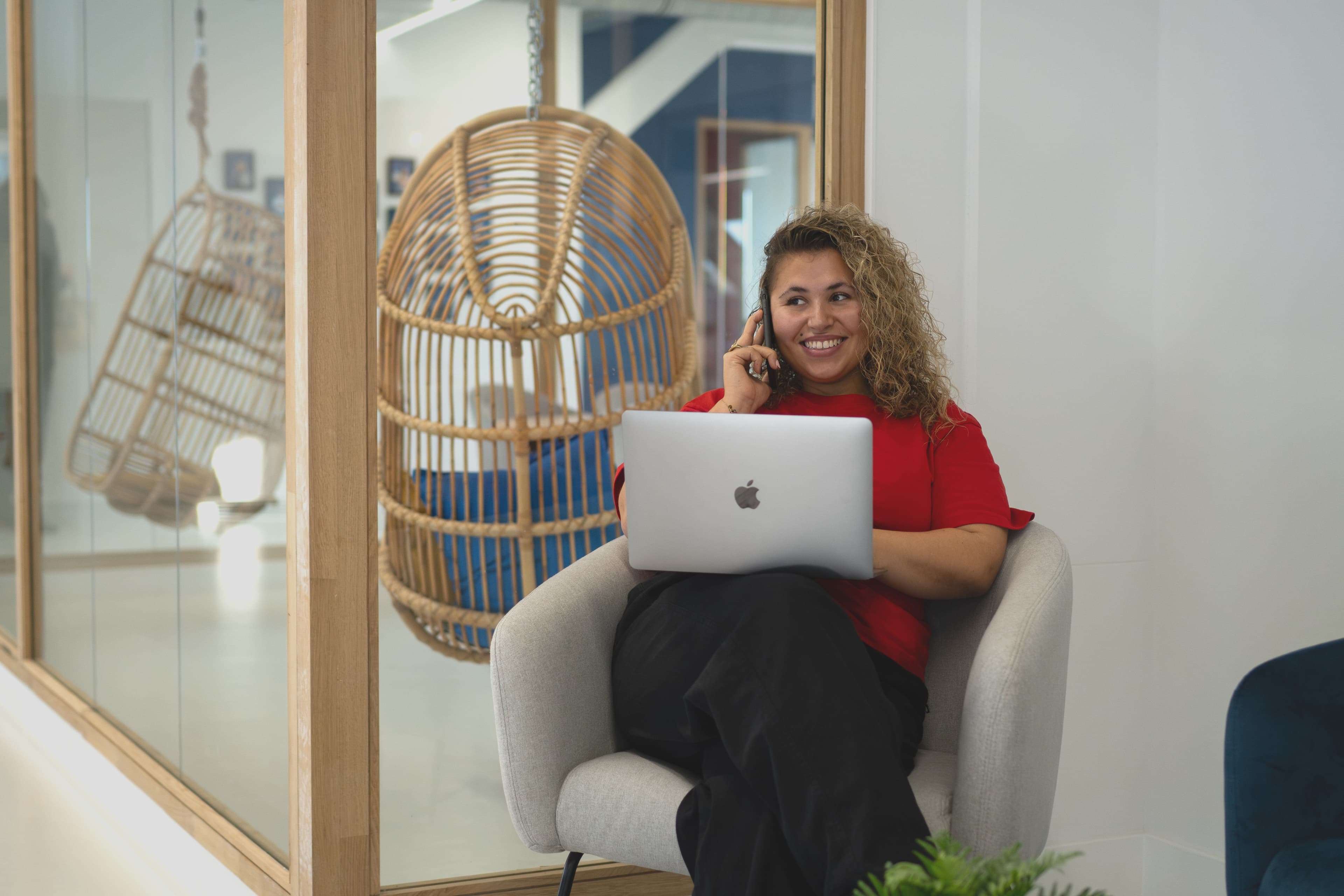 Medewerker voert een telefoongesprek op kantoor