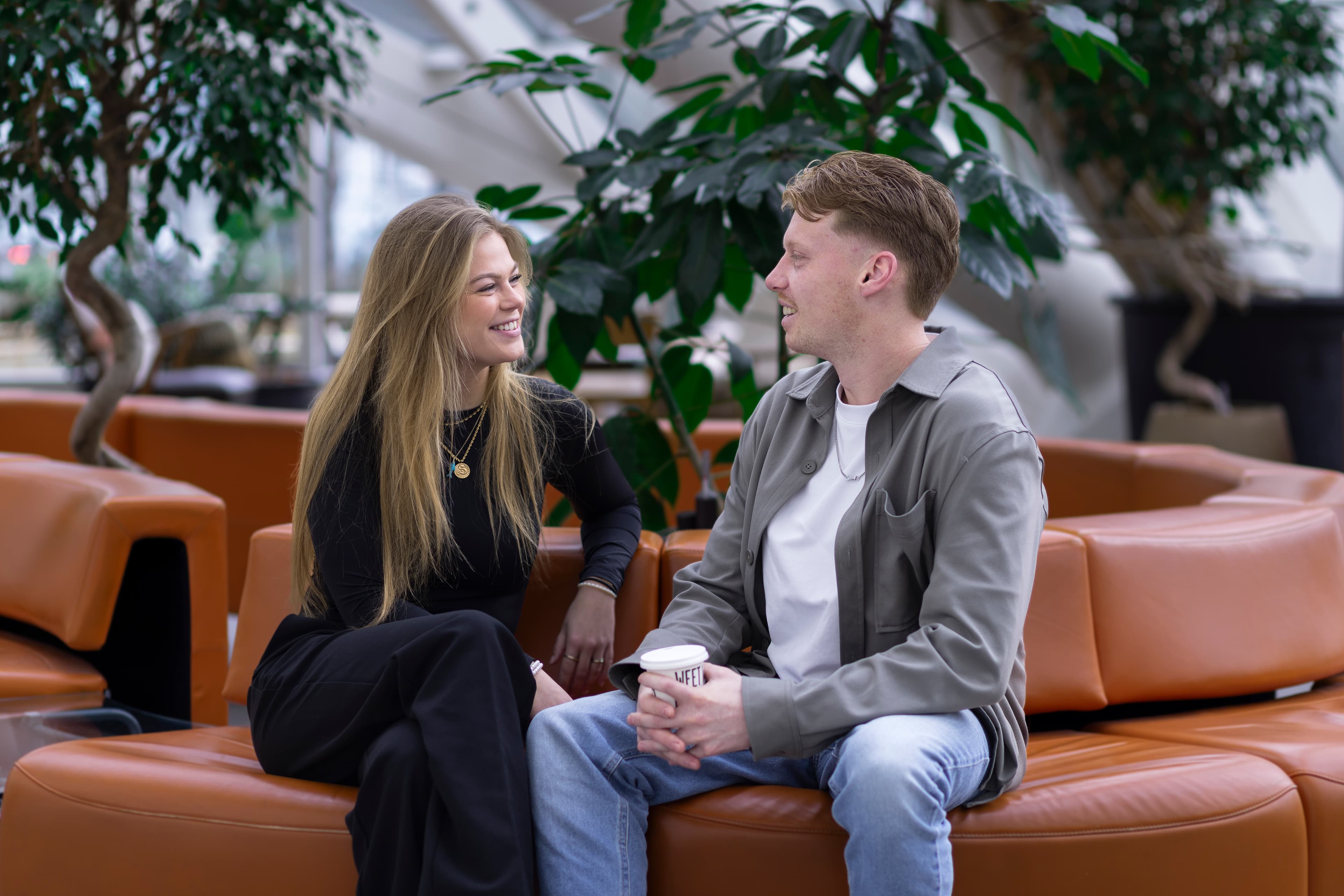 Loopbaancoach in gesprek met een sollicitant op een bank