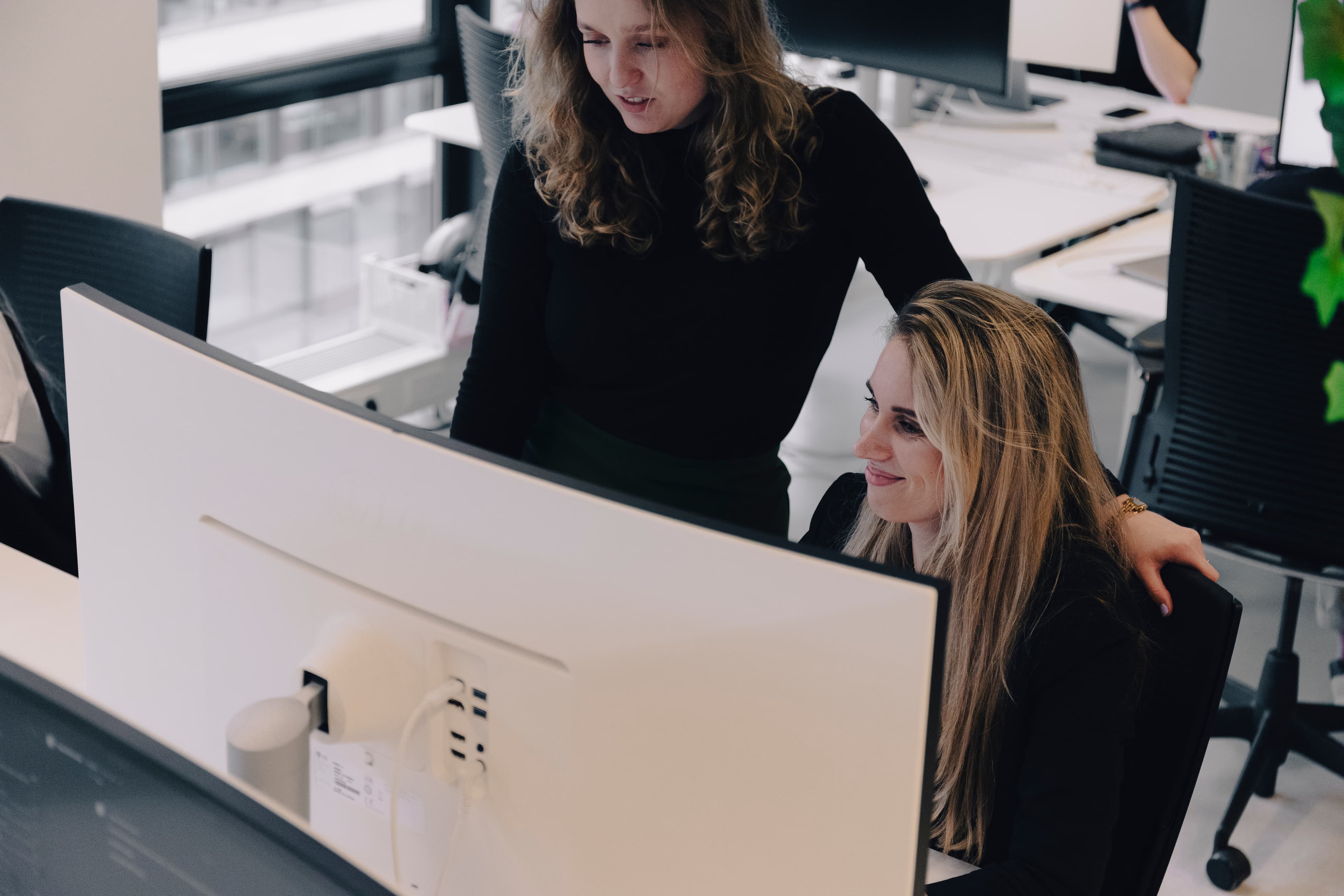 Loopbaancoaches aan het werk achter hun computer