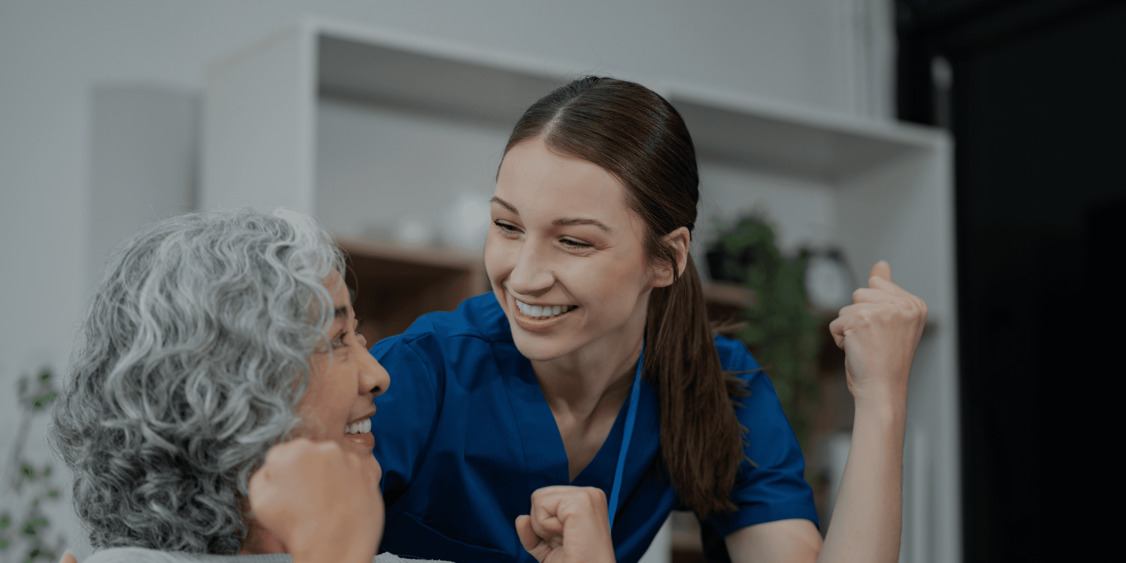 Helpende met oudere vrouw oefeningen aan het doen met de armen