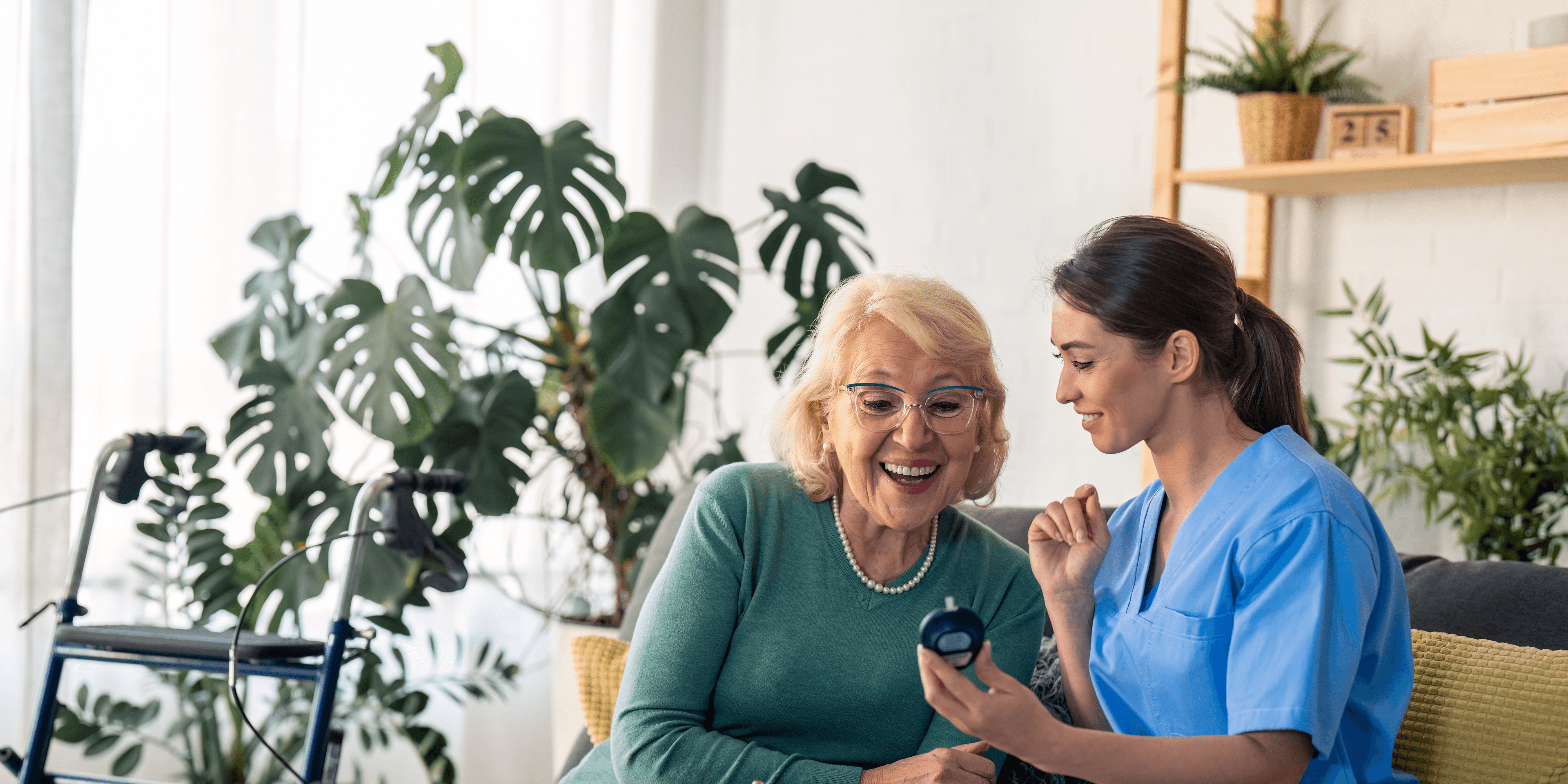 Verpleegkundige geeft uitleg aan oudere dame in huis