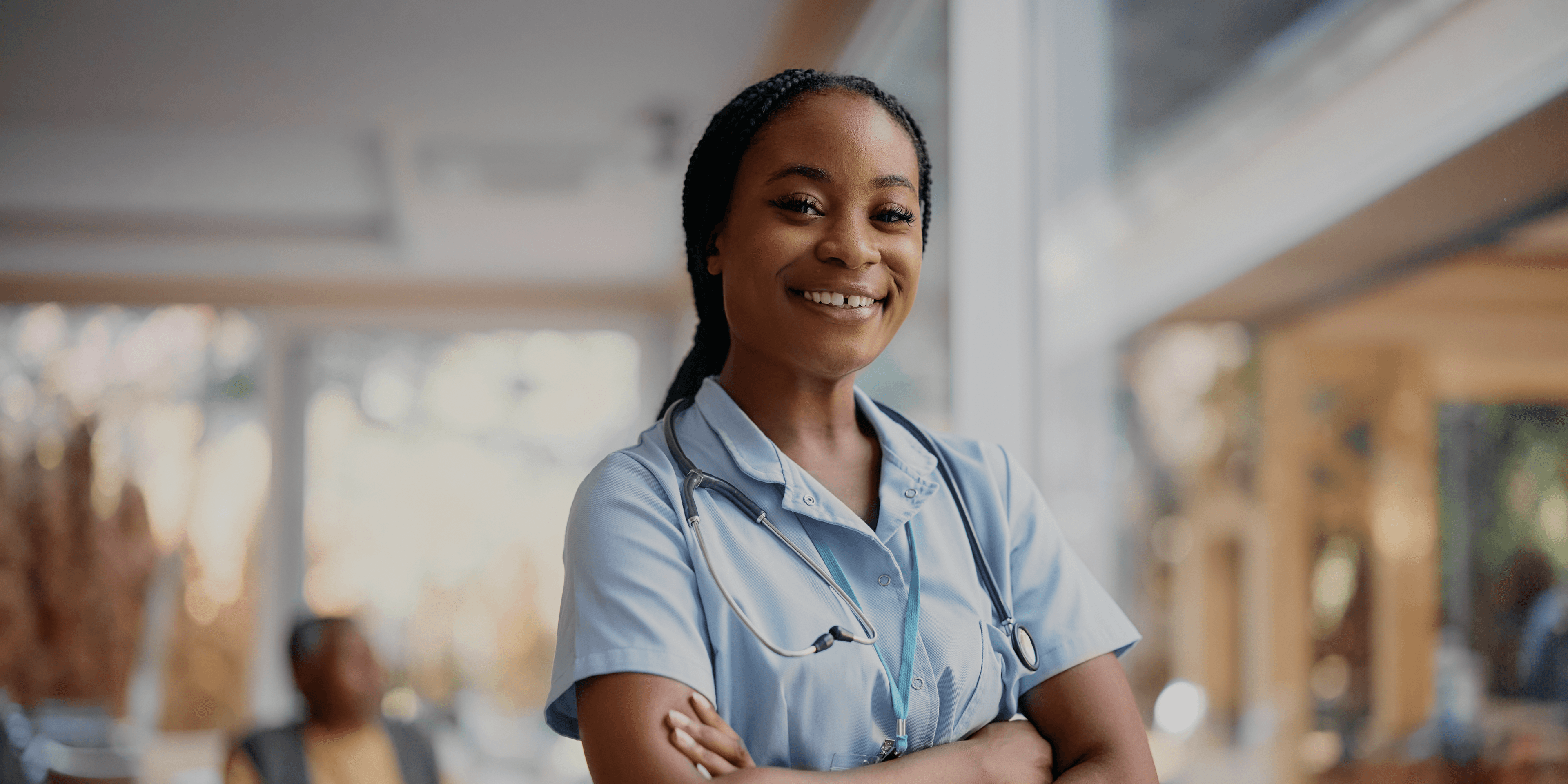 Zorgmedewerker met een stethoscoop om