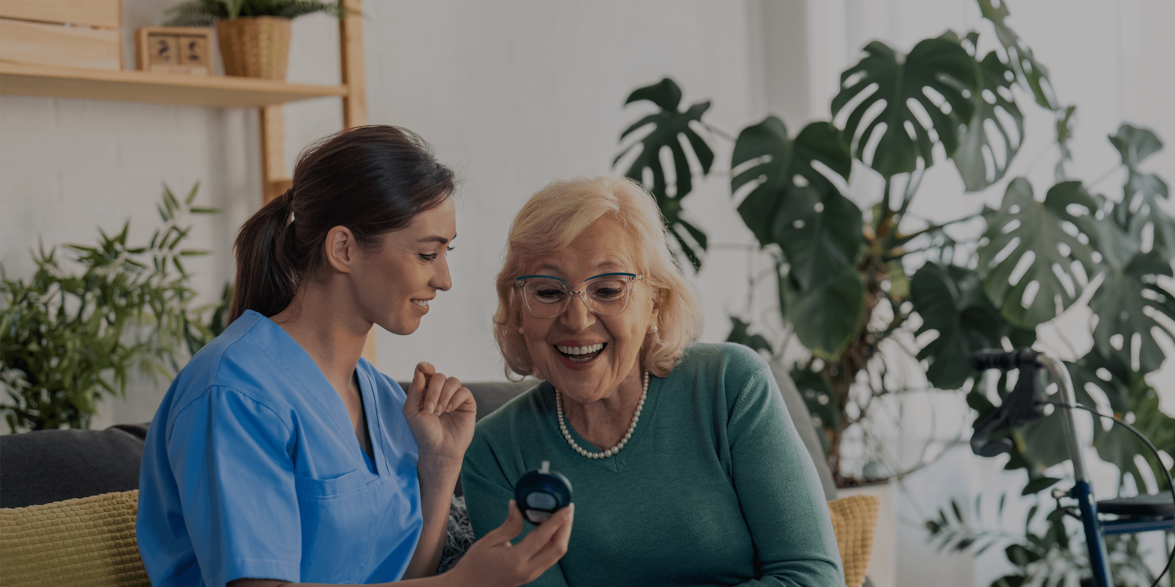 Helpende Zorg en Welzijn geeft informatie aan patiënt