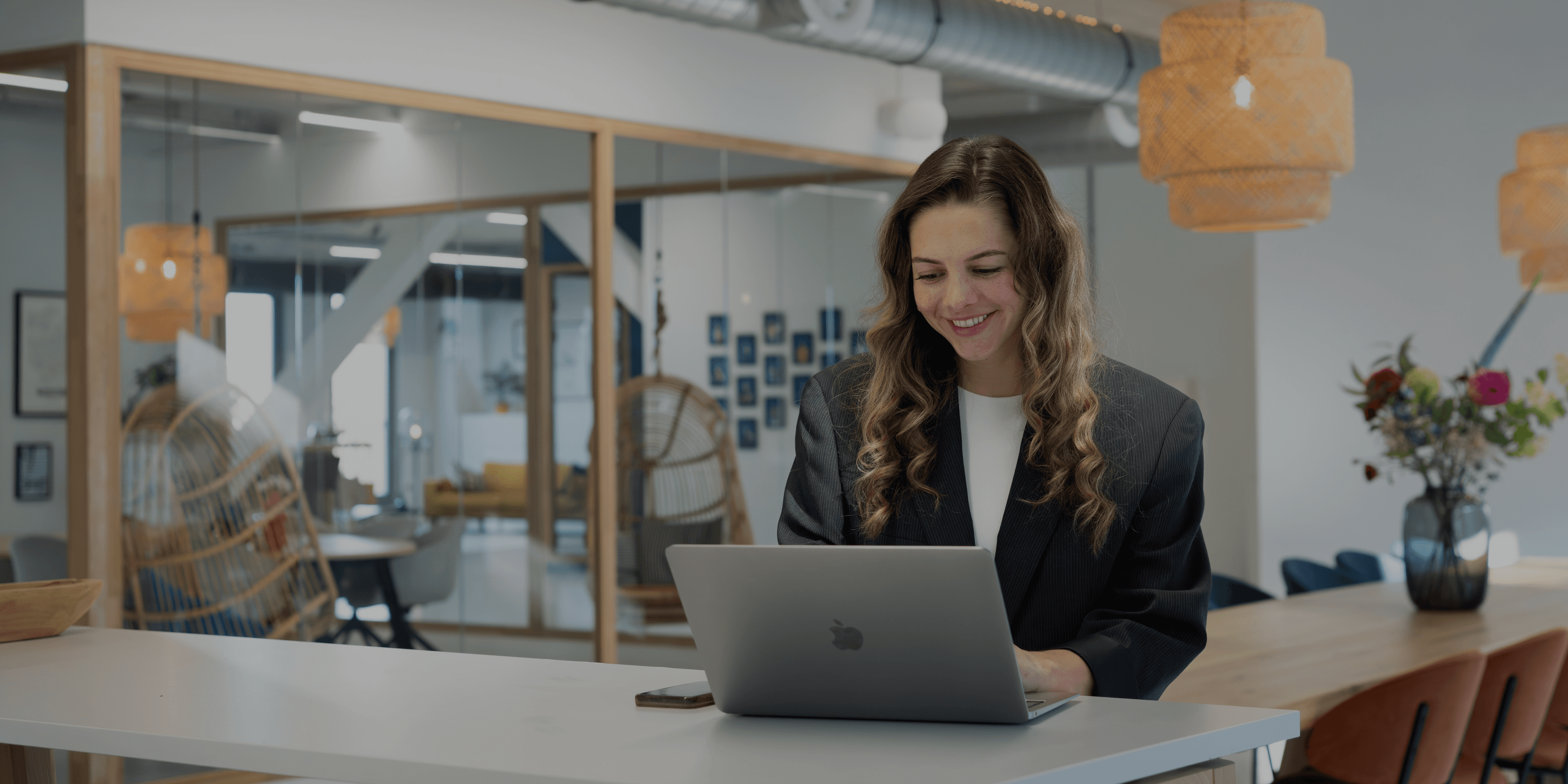 Loopbaancoach aan het werk achter haar laptop