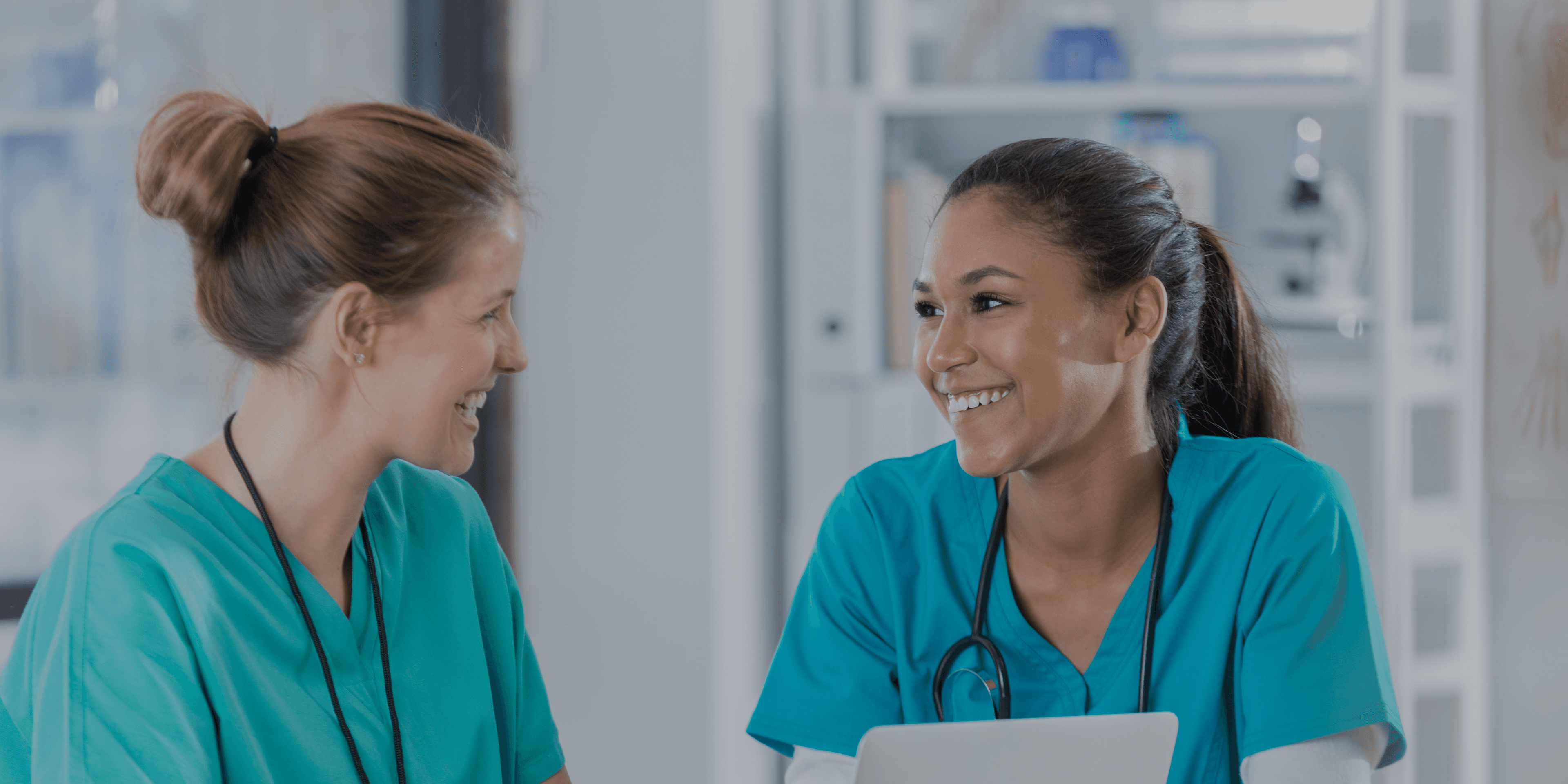 Twee verpleegkundigen in gesprek over zorg