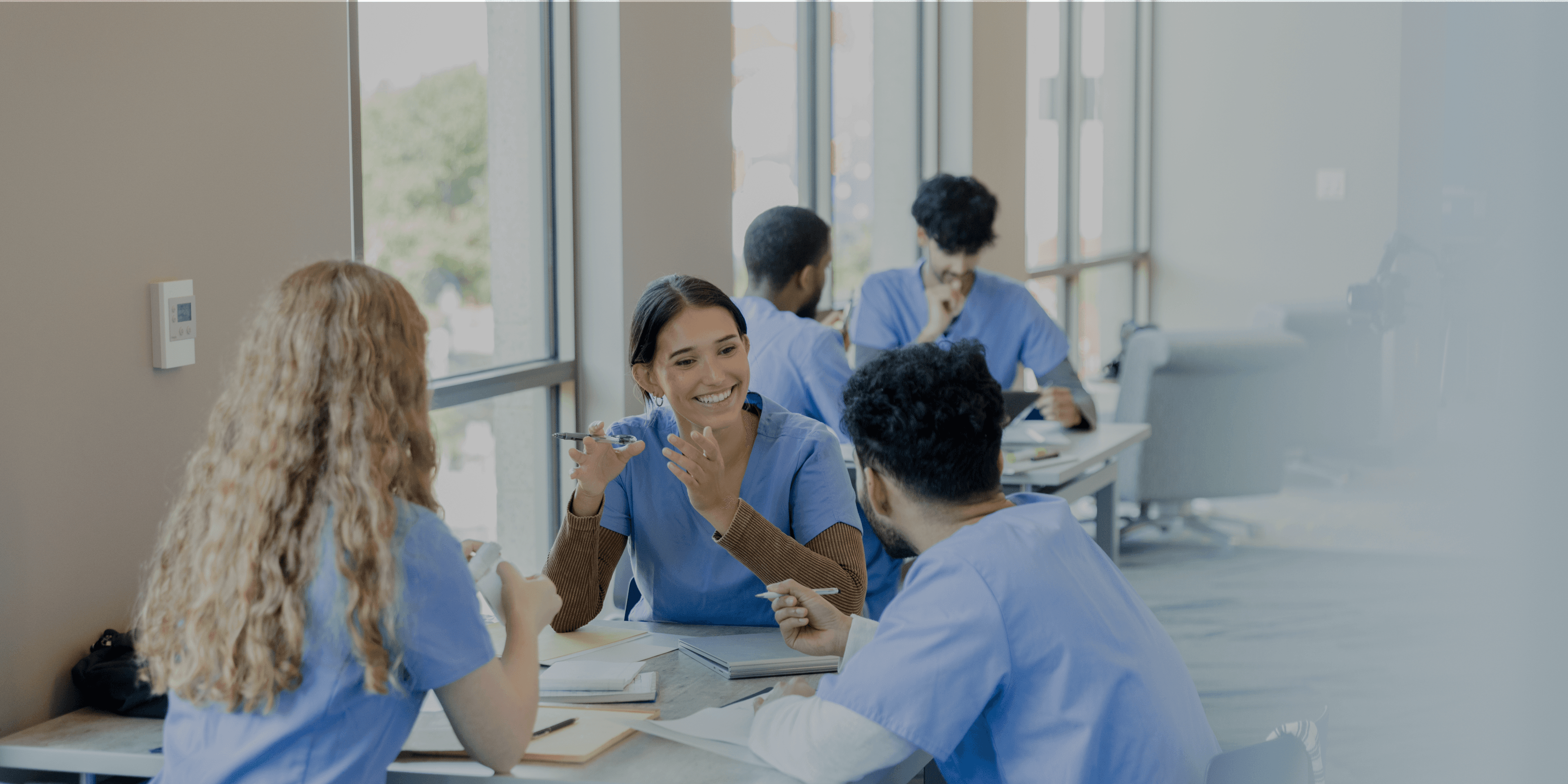 Zorgmedewerkers aan het studeren in een studieruimte