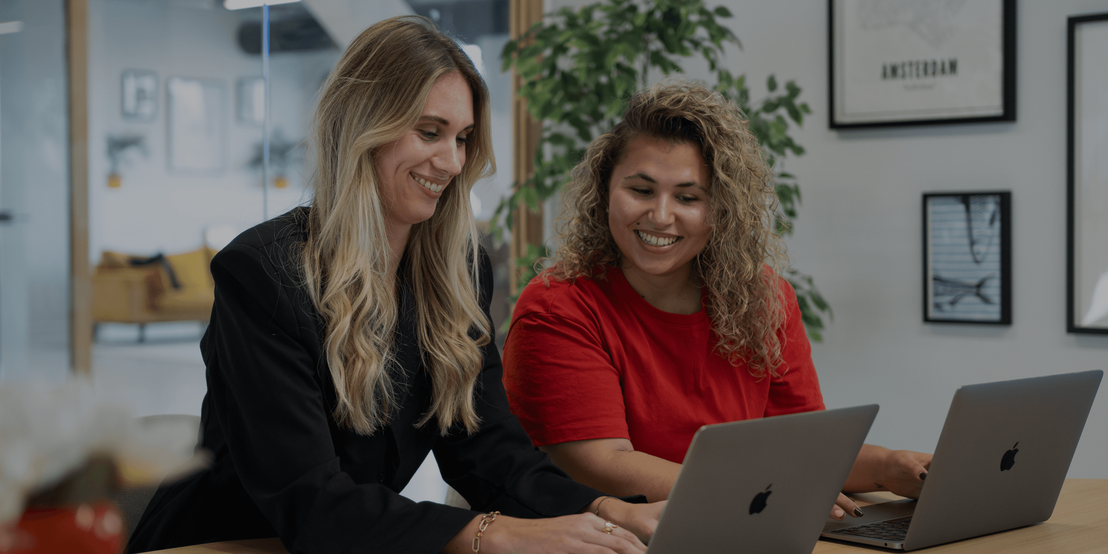 Twee loopbaancoaches aan het werk achter hun laptop