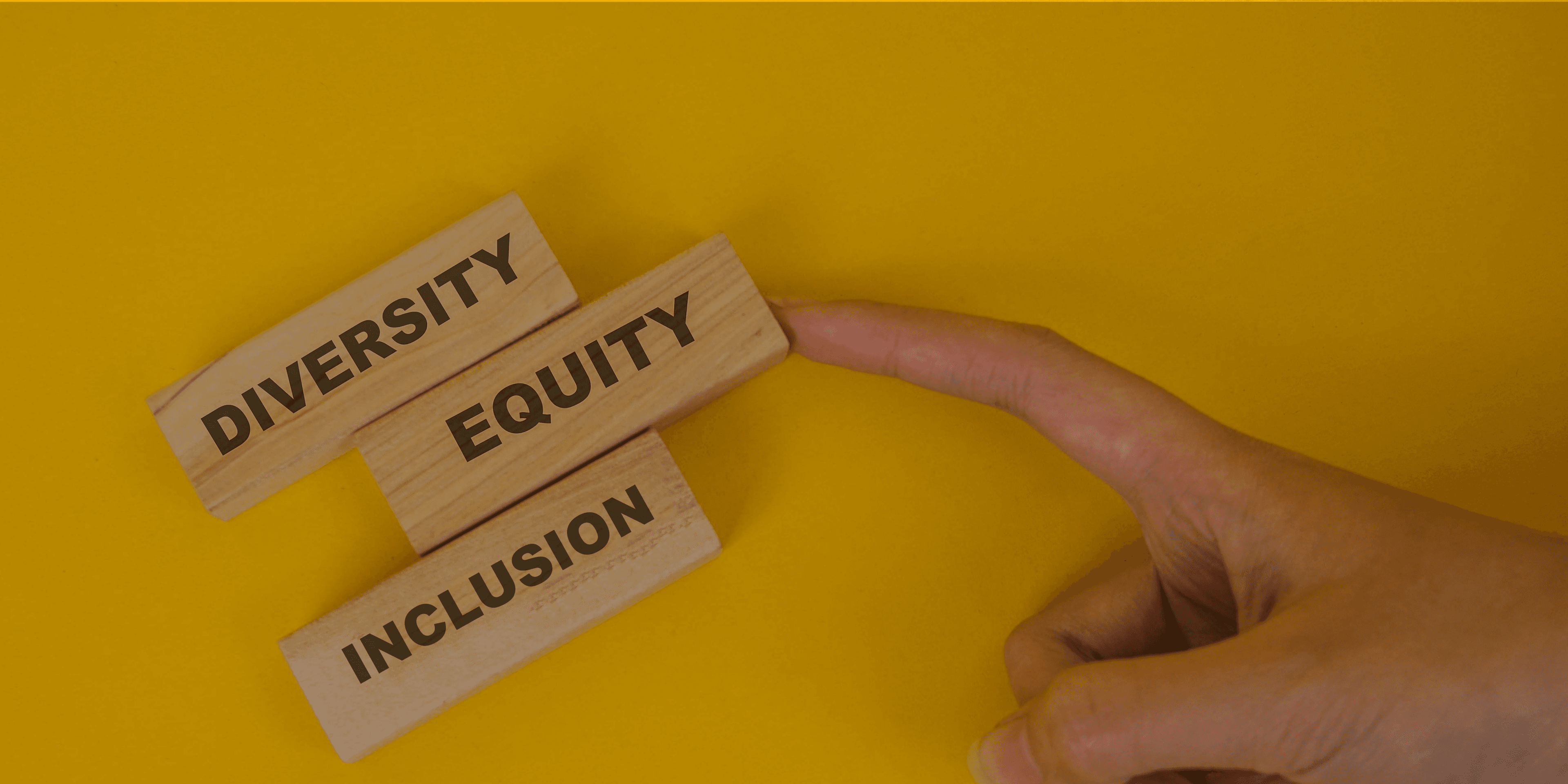 Afbeelding met wijsvinger en hand wijzend naar Equity op een houten blokje