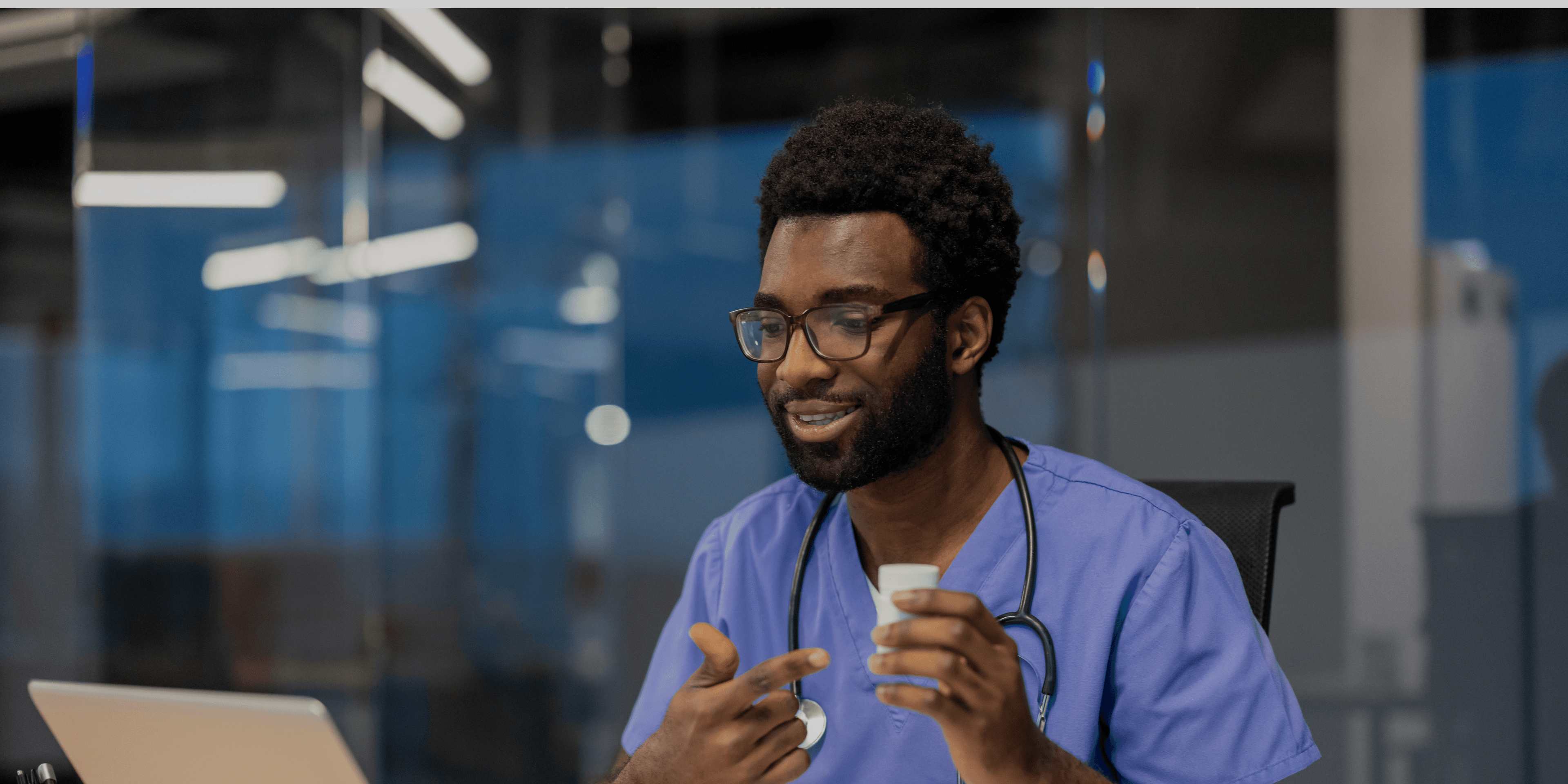 Verpleegkundige heeft een videocall tijdens het werk