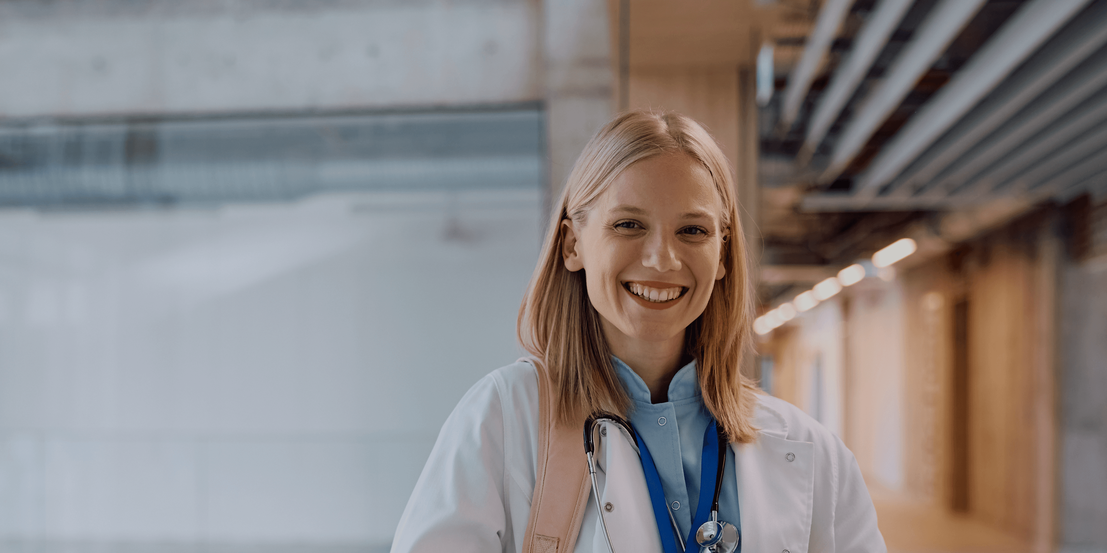 Zorgprofessional in werkkleding bij een zorginstelling