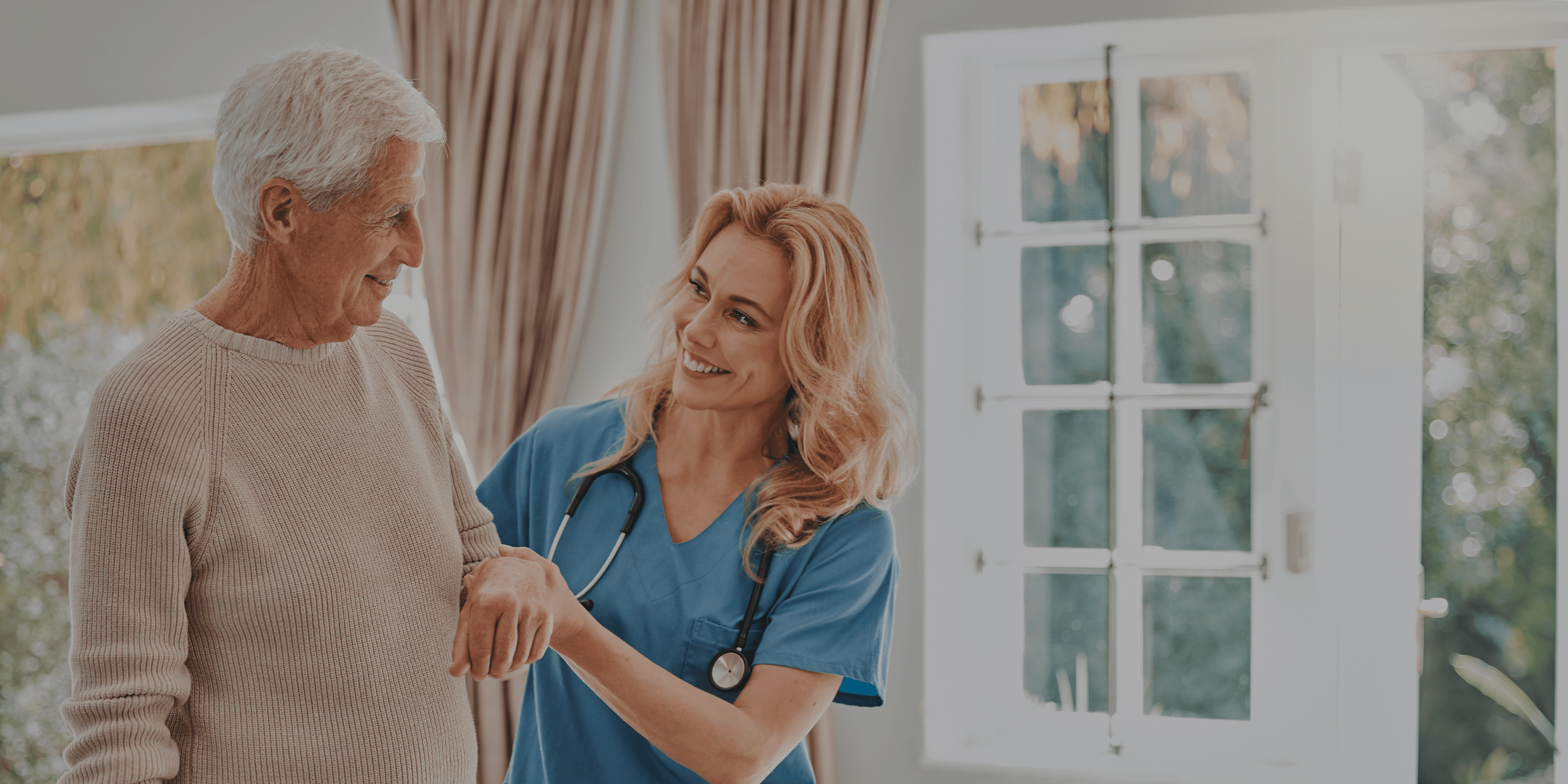 Zorgprofessional helpt oudere man in zorginstelling