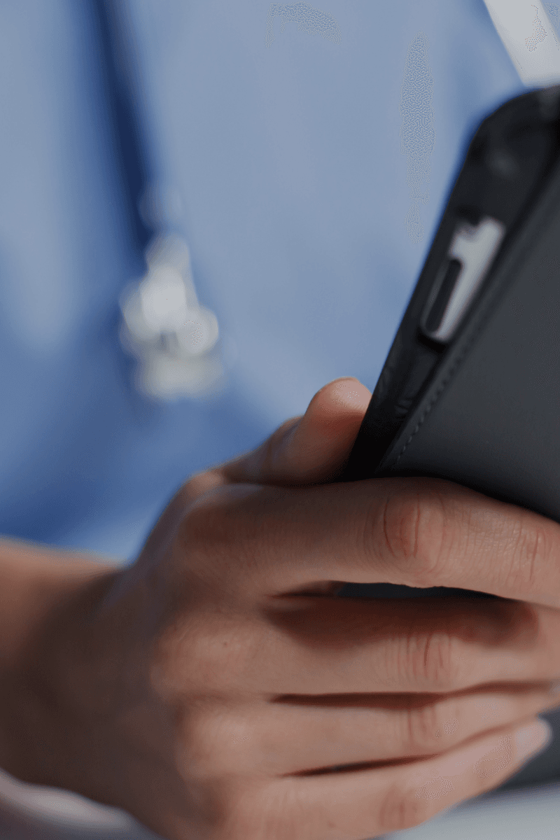 Verpleegkundige in zorgtuniek typt op de ipad