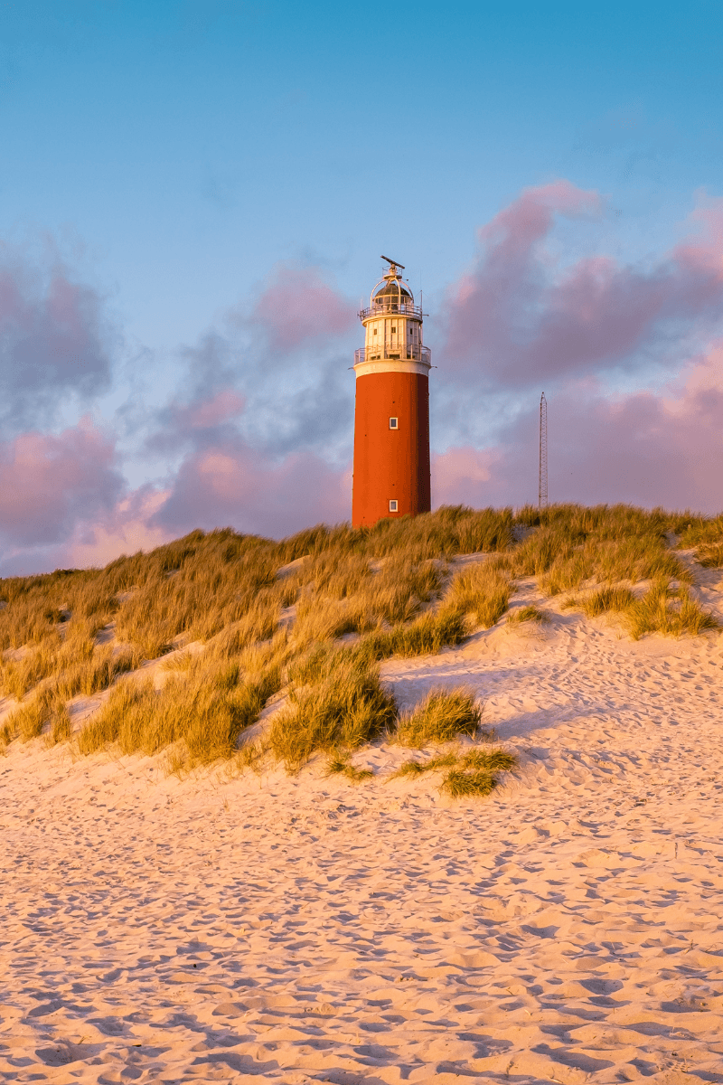 Het strand en duinen van Texel met een vuurtoren