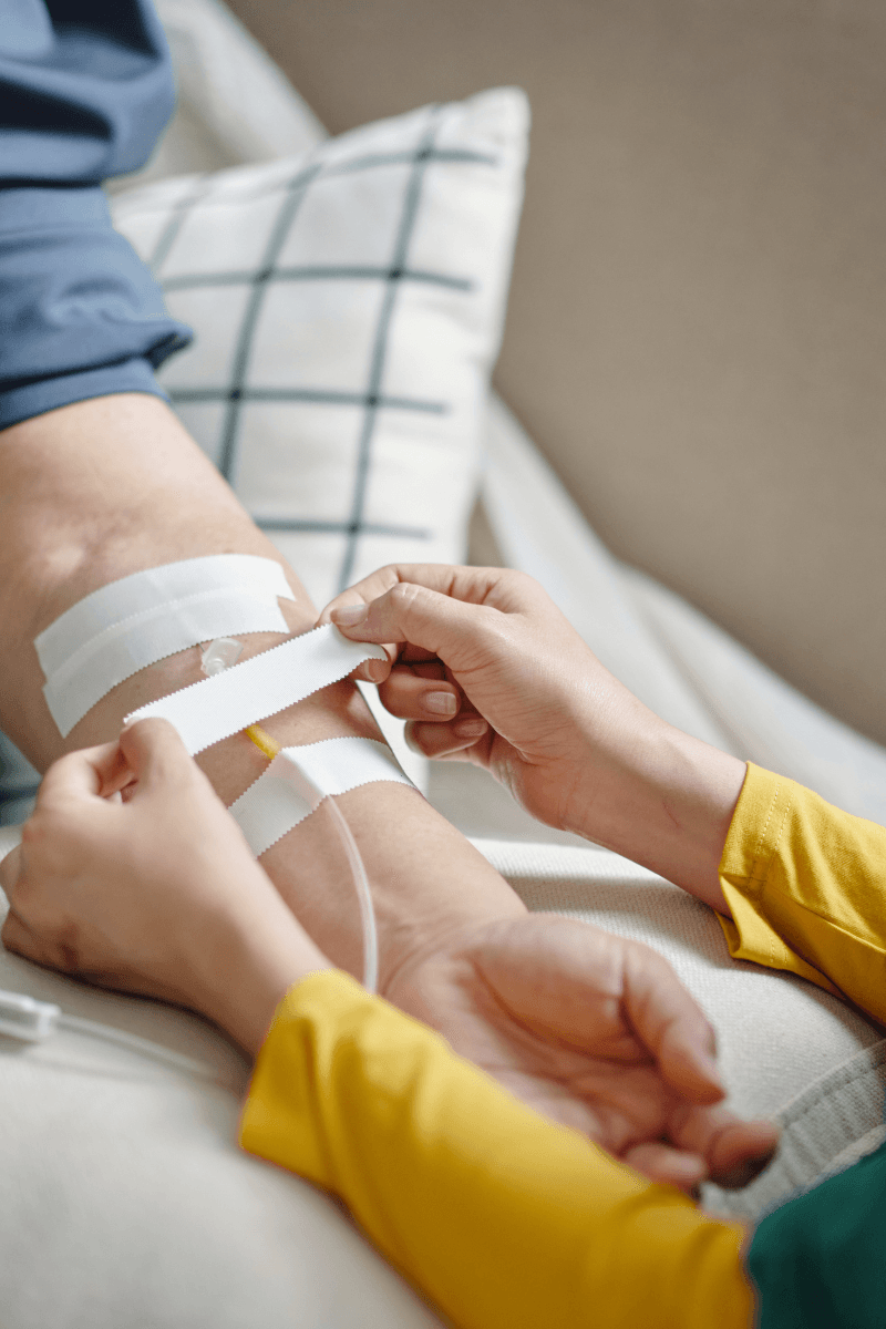 Verpleegkundige brengt een infuus aan bij een patiënt